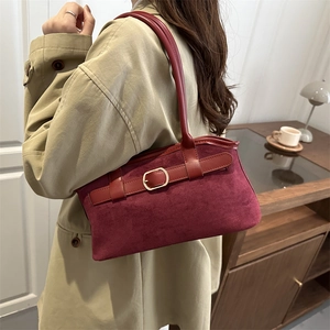 Sac bandoulière vintage bordeaux en suédine avec boucle dorée pour l'automne et l'hiver