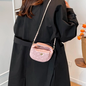 Sac lune français en cuir matelassé rose clair avec fermoir fleur dorée et bandoulière