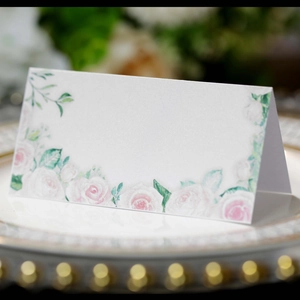 Élégante carte de table de mariage avec roses roses sur papier cartonné blanc de luxe