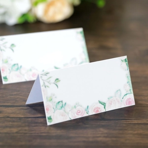 Cartes de placement de mariage élégantes avec roses roses imprimées sur papier mat blanc
