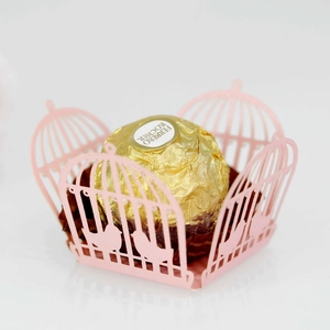 Rosa lasergeschnittene Vogelkäfig-Süßigkeitenbox mit feinen Vogelsilhouetten