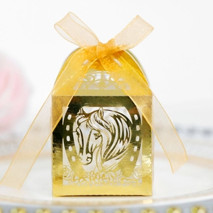 Boîte à dragées dorée découpée au laser avec motif cheval et ruban en organza