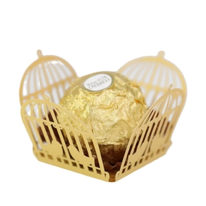 Goldener Vogelkäfig als dekorative Süßigkeitenbox für Hochzeiten mit filigranen Lasermustern