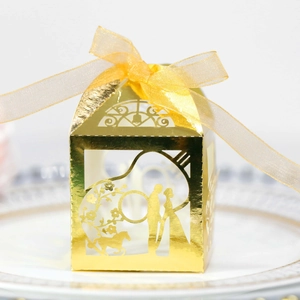 Boîte à dragées de mariage dorée découpée au laser avec silhouettes et ruban de satin