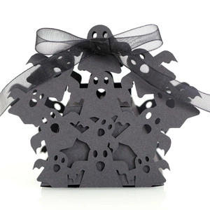 Scatola regalo di Halloween con fantasmi tagliati al laser e fiocco decorativo in seta nera