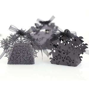 Scatole per caramelle di Halloween nere tagliate al laser con ragnatele e fantasmi
