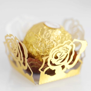 Exquisite lasergeschnittene goldene Rosen-Papiermanschetten für Schokolade