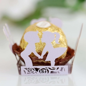 Support à chocolats mauve découpé au laser avec couple amoureux et motifs de roses