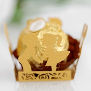 Emballage chocolat doré découpé au laser avec silhouette romantique garçon fille