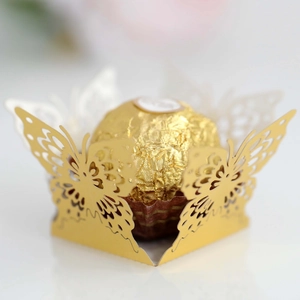 Elegante gouden vlinder chocoladehouder met lasergesneden kanten textuur en glans