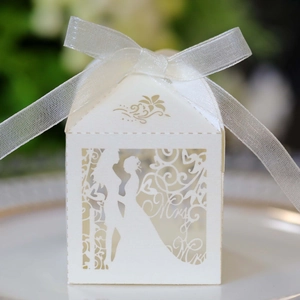 Elegante ivoorkleurige bruiloft snoepdoos met lasergesneden Mr & Mrs silhouet en lint