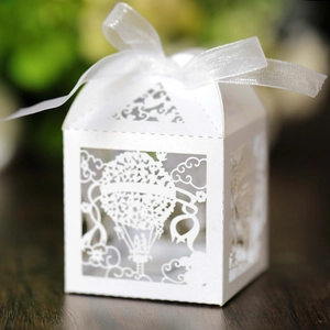 Boîte à bonbons de mariage découpée au laser avec montgolfière et ruban en soie blanc élégant