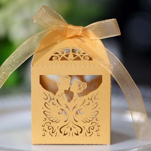 Boîte à Bonbons Ajourée Découpe Laser Européenne Papier Nacré Couple qui S'embrasse Avec Ruban pour Mariage Saint Valentin
