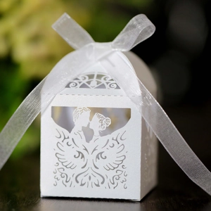 Boîte à bonbons de mariage découpée au laser avec silhouette des mariés et ruban blanc