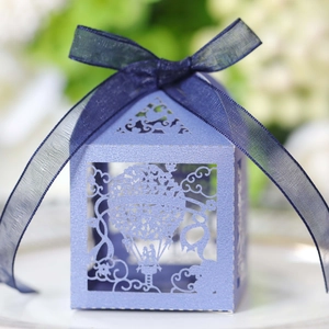 Boîte à bonbons mariage montgolfière évidée lavande avec un ruban de satin bleu foncé