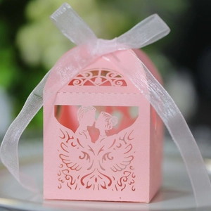 Boîte à bonbons de mariage découpée au laser en rose avec motif mariés et ruban d'organza