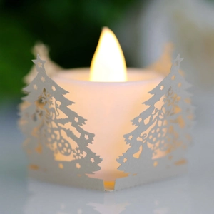 Bougie LED à lumière chaude avec abat-jour en papier découpé au laser motif sapin