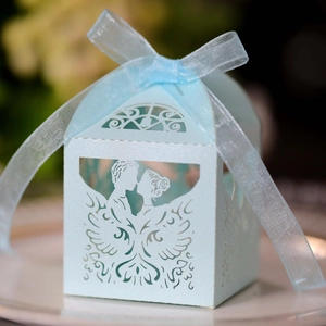 Boîte à bonbons de mariage bleu clair découpée au laser avec motif de couple et ruban