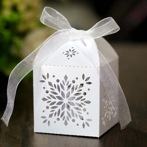 Scatola di Caramelle Fiocco di Neve Traforata Taglio Laser Carta Perla Artificialta Con Fiocco per Matrimonio Natale Festa Regalo Decorazione
