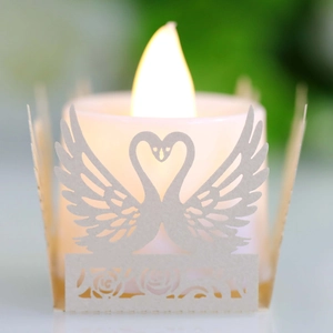 Bougie LED romantique avec couvercle en papier découpé au laser avec cygnes et cœurs