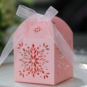 Scatola regalo rosa con fiocco in chiffon bianco per matrimoni e feste di Natale
