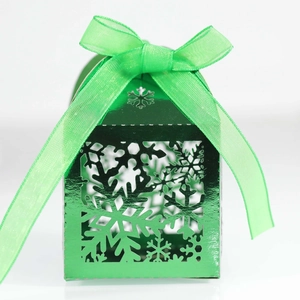 Boîte à bonbons de Noël verte avec motifs de flocons de neige ajourés et ruban de soie