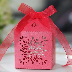 Scatola regalo in carta perlata rosa con fiocchi di neve tagliati al laser e nastro di seta