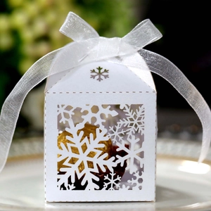 Boîte cadeau blanche évidée avec flocon de neige et ruban pour bonbons de Noël et mariage