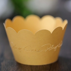 Moldes dorados de papel perlado para cupcakes con bordes ondulados y relieve
