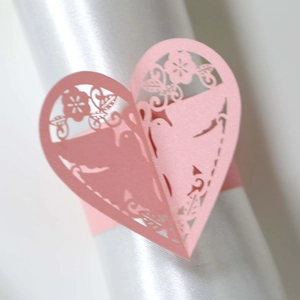 Ronds de Serviette en Papier Ajouré en Forme de Cœur Découpe Laser Motif Oiseau Floral Carton Perlé pour Banquet Mariage
