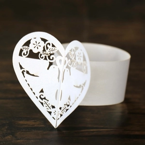 Ronds de serviette en papier découpé au laser avec double cœur et pie pour mariage chic