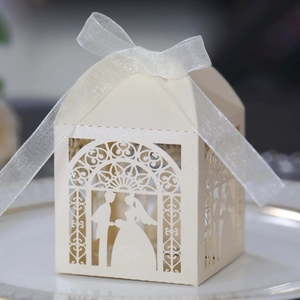 Boîte à bonbons de mariage découpée au laser avec silhouette de mariés et ruban blanc