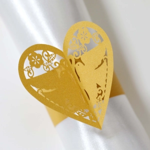 Rond de serviette cœur doré découpé au laser avec motifs floraux pour décoration