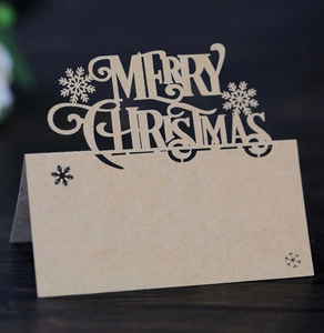 Marque-place de Noël en papier kraft découpé au laser avec flocon et texte Merry Christmas