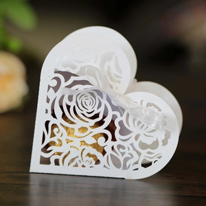 Boîte à bonbons en forme de cœur découpée au laser avec motif rose et ruban blanc
