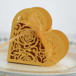 Boîte à bonbons dorée en forme de cœur découpée au laser avec motifs de roses