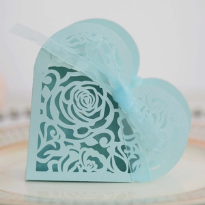 Boîte à dragées bleu clair en forme de cœur avec découpe laser rose et ruban organza