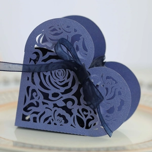 Boîte à bonbons de mariage découpée au laser bleu marine avec motif rose et ruban chic