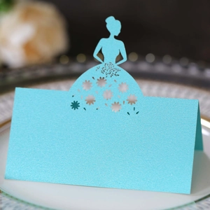 Elegante lasergeschnittene Platzkarte in Hellblau mit floralem Hohlschliff-Muster