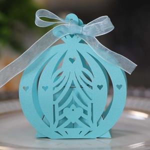 Himmelblaue lasergeschnittene Geschenkbox für Süßigkeiten mit eleganter Schleife