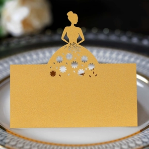 Elegante goldene lasergeschnittene Tischkarte mit Silhouette für Hochzeitsfeiern