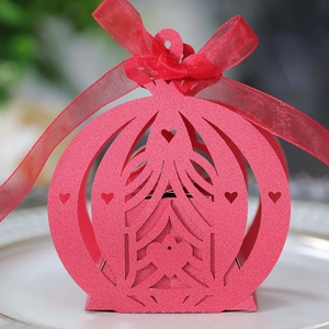 Elegante rote lasergeschnittene Kutschen-Süßigkeitenbox mit Schleife für Hochzeiten