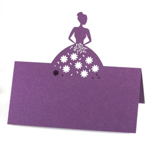 Elegante lasergeschnittene Tischkarte in Dunkelviolett mit Perlmutt-Effekt-Papier