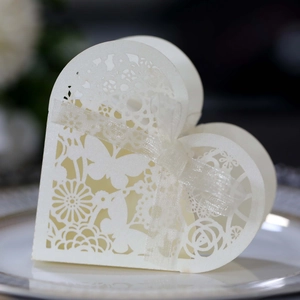 Boîte à dragées beige en forme de cœur découpée au laser avec papillon et ruban satiné