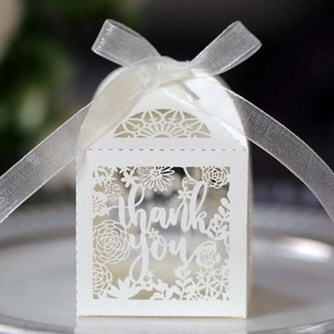 Boîte à cadeaux blanche ajourée au laser avec texte Thank You et ruban satin