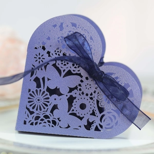 Boîte à dragées cœur violette découpée au laser avec papillon et ruban bleu