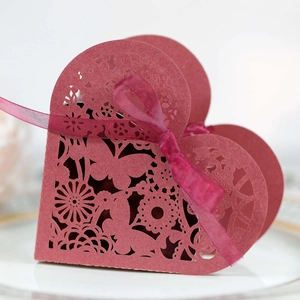 Boîte à dragées cœur bordeaux découpée au laser avec un ruban en satin assorti pour mariage