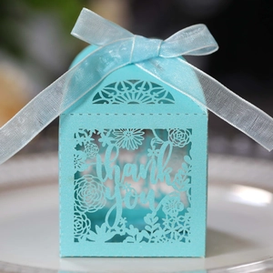 Boîte cadeau bleu clair découpée au laser avec motifs floraux et texte thank you et ruban
