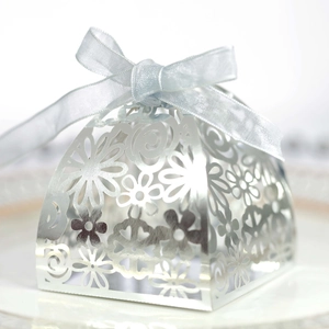 Silberne lasergeschnittene Hochzeit-Süßigkeitenbox mit Blumenmuster und blauer Schleife