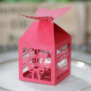 Scatola regalo rosa tagliata al laser per compleanno con farfalla e design traforato